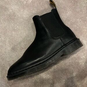 Men's Black Leather Chelsea Boots